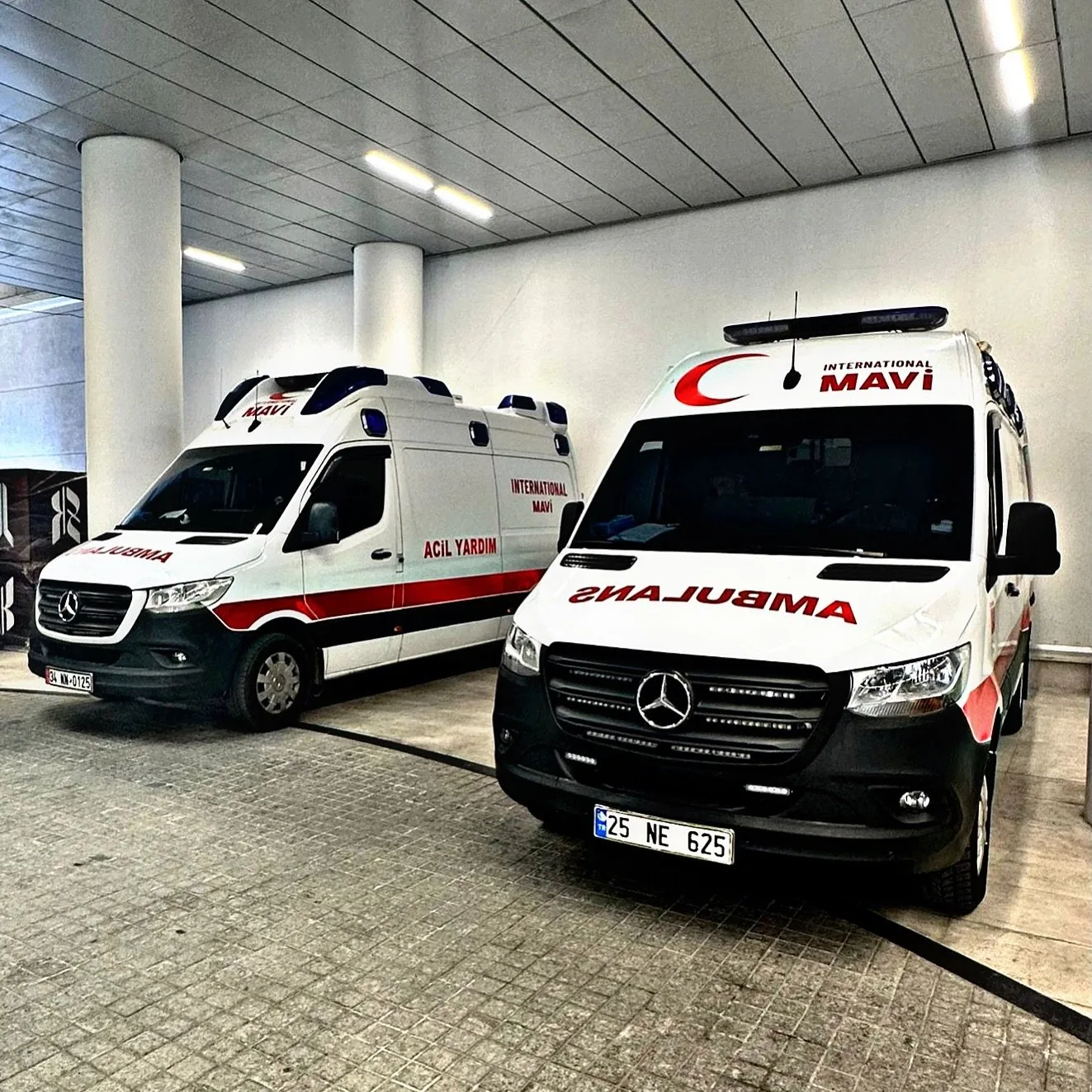 Mavi Ambulans filosu - iki ambulans yan yana