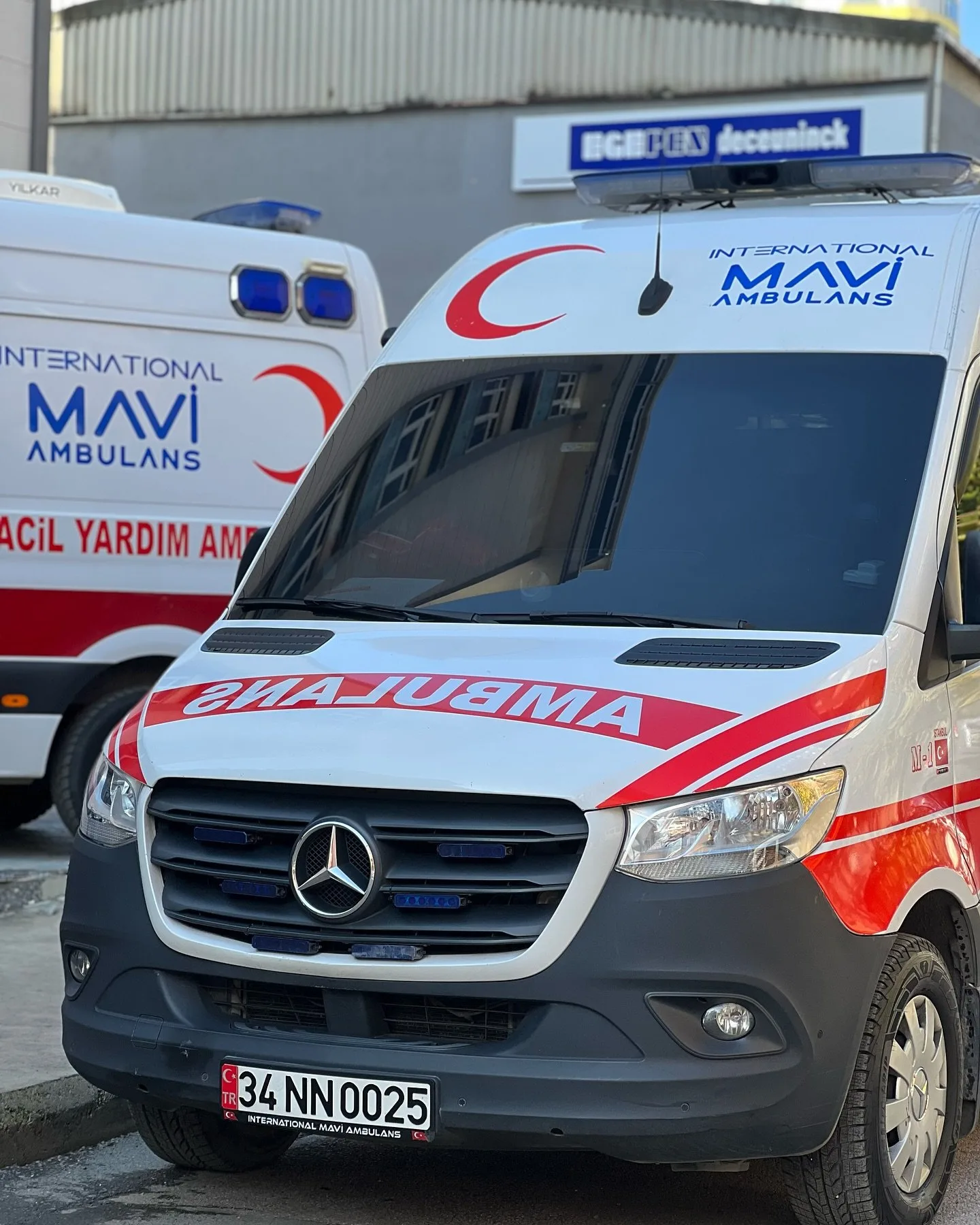 Mavi Ambulans - Mercedes Sprinter tabanlı özel ambulans, ön görünüm